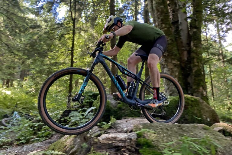 Revisión: ¡La bicicleta Longer Canyon Lux Trail demuestra que un poco más de suspensión es muy útil!